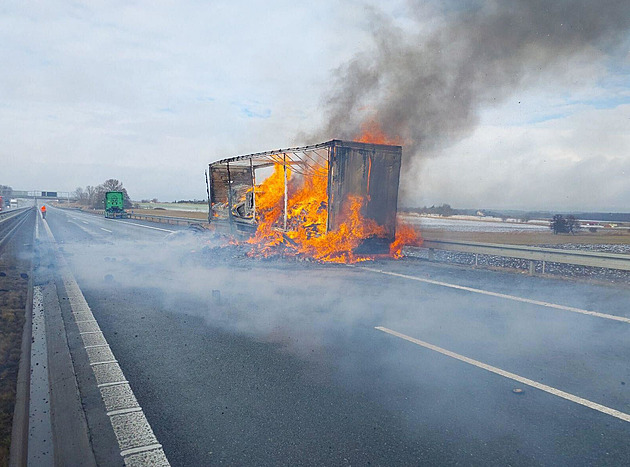 Požár návěsu s kartonem zastavil provoz na části D35. Hašení komplikoval vichr