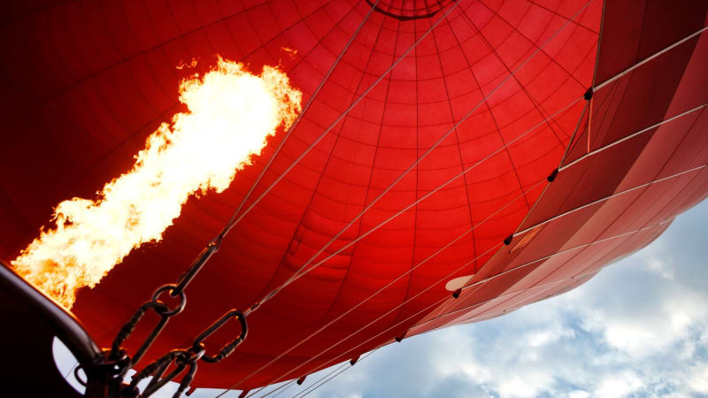 Při zřícení vyhlídkového balónu zahynula v Polsku mladá pilotka. Strmý pád zachytily záběry