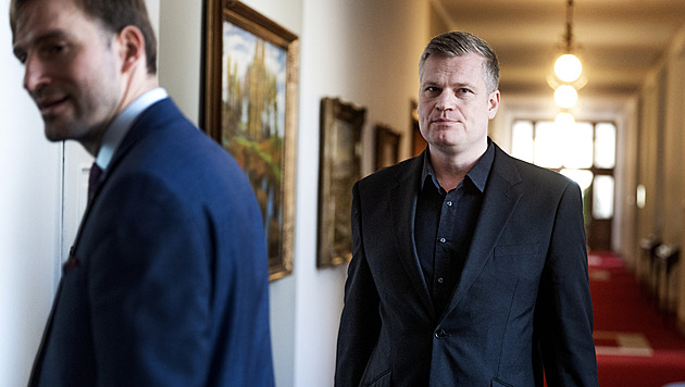 Nerudová zesměšňuje Turkův projev v angličtině. To je manipulace, míní Nacher