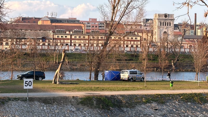 Nález těla ve Vltavě: Policisté zasahují na Štvanici, uzavřeli lávku na ostrov