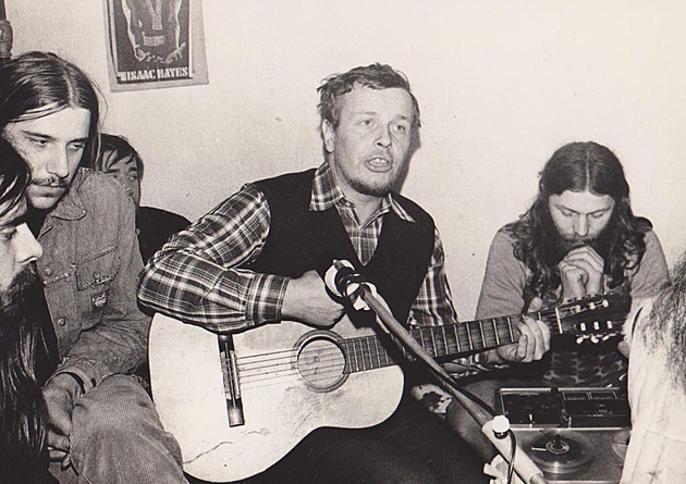 Svou víru ukryl do písní. Dovolujte si žít svobodně, říkal farář mezi „máničkami“