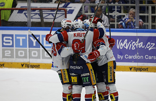 ONLINE: Pardubice hrají o mečbol a vedou. Sparta vyzývá Plzeň v Holešovicích