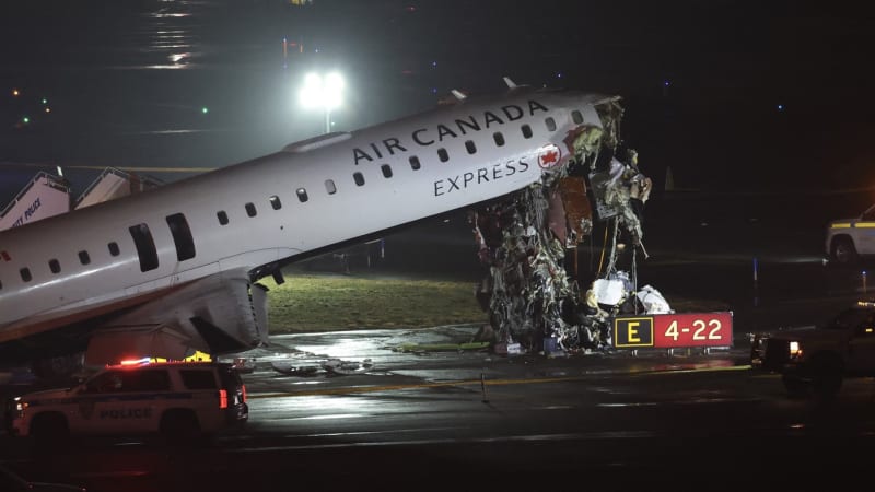 Tragédie na letišti v New Yorku: Letadlo se srazilo s hasičským vozem. Piloti nepřežili