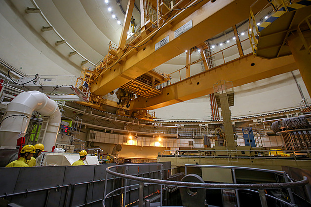 Jeden palivový soubor zavážejí do reaktoru půl hodiny, mění jich celkem 163