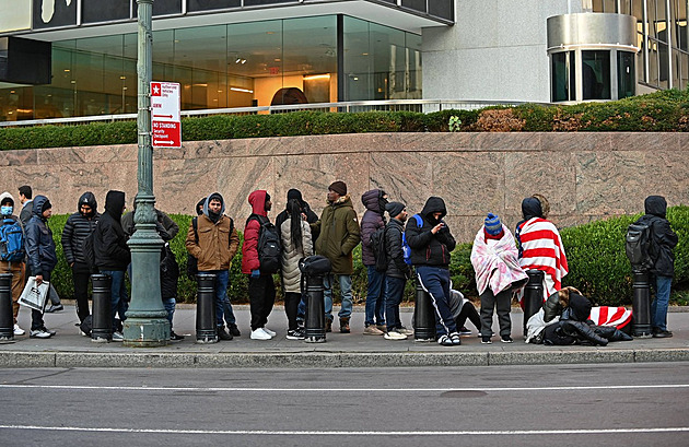 Migrantů v New Yorku ubylo. Je to důsledek přísnější federální politiky