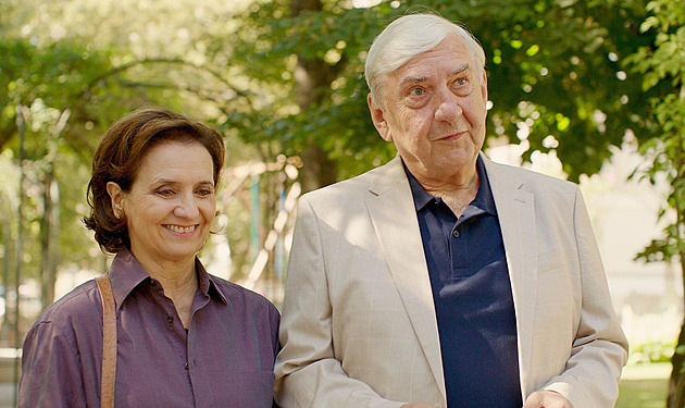 RECENZE: Plzeňský sex, silvestrovské skeče, Donutil a miminka. Jak to má bavit?