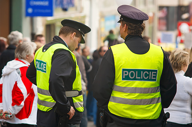Policie se samopaly u kostelů i na velkých akcích. O Velikonocích posílí hlídky