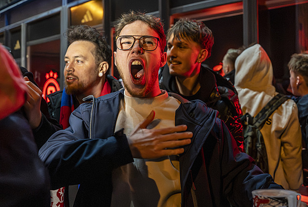 OBRAZEM: Party v ulicích Prahy! Jak Češi v noci slavili postup na mistrovství světa