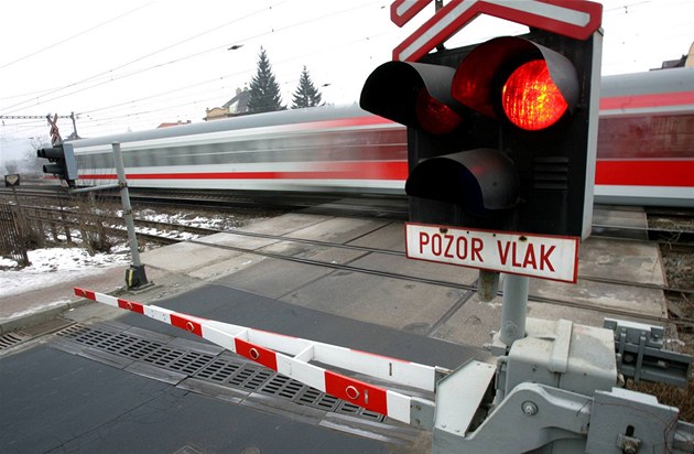 Vlak srazil na železničním přejezdu v Dejvicích člověka, provoz stojí