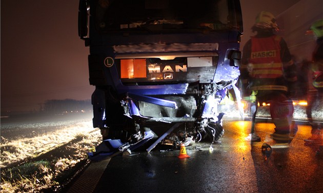 Při srážce s náklaďákem na Českolipsku zemřel řidič auta, přejel do protisměru