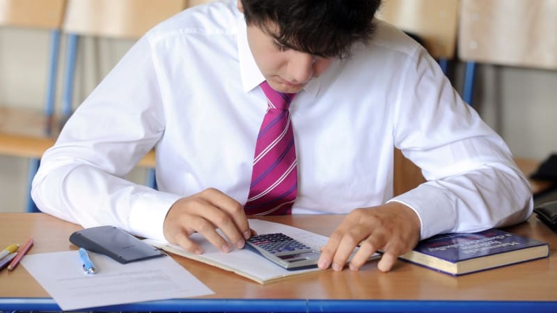 TEST: Maturanty čekají za měsíc písemné zkoušky. Jak byste u nich obstáli vy?