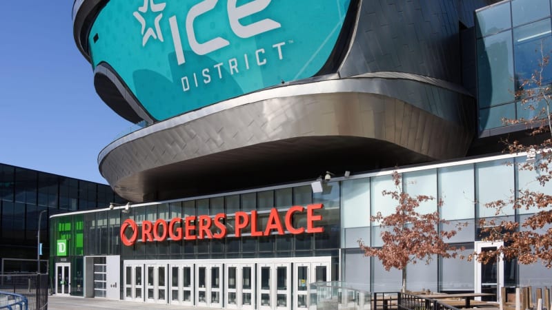 Žena porodila přímo během zápasu NHL. Video zachytilo pohotovou reakci komentátora