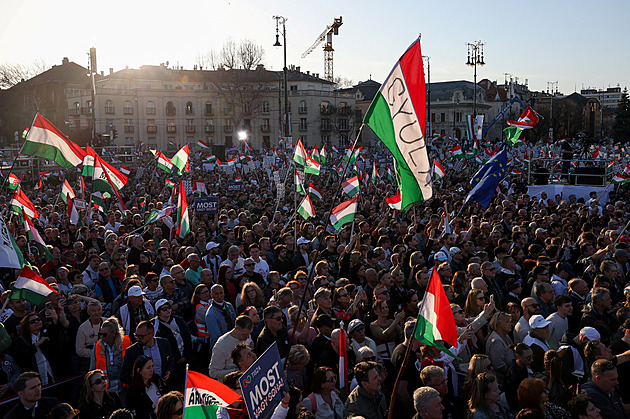 Síť falešných účtů na X se snaží ovlivnit volby v Maďarsku. Dříve cílila i na Nizozemce