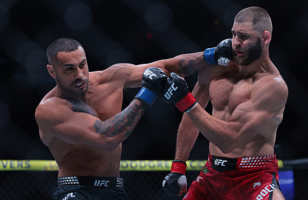 Hořké KO. Procházka druhý titul v UFC nezískal. Přitom soupeř byl zraněný