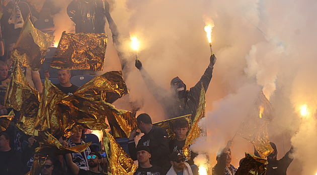 Nejvíc za pyrotechniku zaplatí Baník, Olomouc dostala pokutu za rasismus