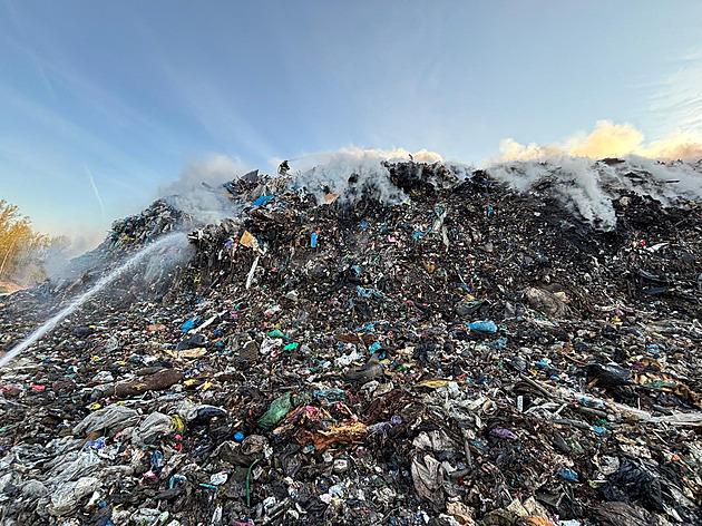 Hasiči od noci likvidují požár skládky v Bohumíně, nasadili pásové rypadlo