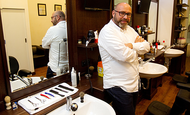 Změnil holičství v Česku, teď trpí vzácnou nemocí. Značka Tomáše Kožíška nekončí