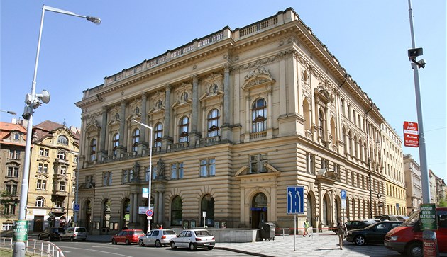 Pražští radní schválili koupi Národního domu na Vinohradech a zámku Veleslavín