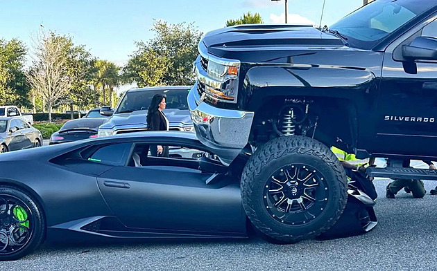 Když z velkého není vidět malý. Řidička rozdrtila obřím pickupem lamborghini