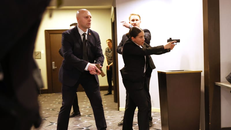 Bál jsem se, že mě zastřelí. Reportér CNN popsal útok v Bílém domě, stál kousek od atentátníka