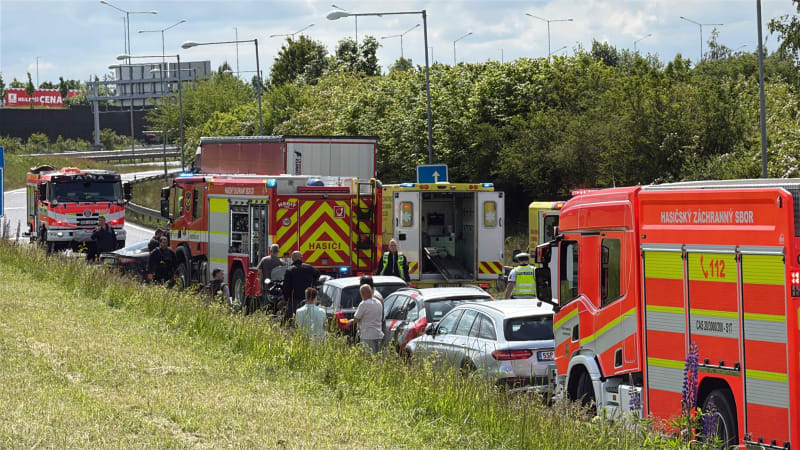 Nehoda kamionů uzavřela Pražský okruh. Na místo míří záchranářský vrtulník 