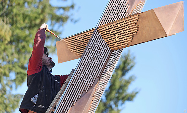 K poslednímu rozloučení na rozšířeném hřbitově poslouží i šestimetrový kříž