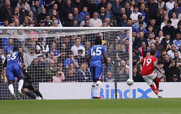 ONLINE: Nottingham míří proti Chelsea za třemi body, City narazí na Everton