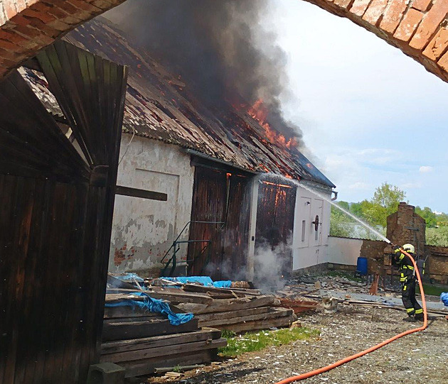 Speciální stroj hasičů strhl štít vyhořelé stodoly. Hrozilo, že spadne do silnice