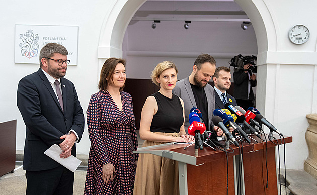Poslanci se přou o úpravu zákona, která by umožnila větší zadlužování státu