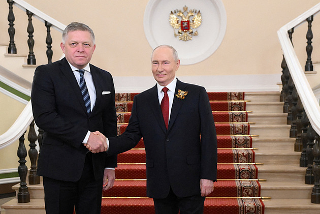 Přátelství navzdory nové železné oponě. Fico potkal Putina, na přehlídce nebyl