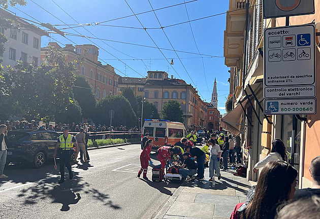 VIDEO: Po najetí auta do lidí v Modeně jsou zraněné i turistky, jedna bojuje o život