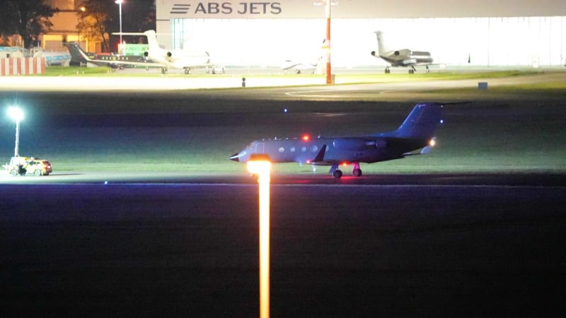 Američan podezřelý z nákazy ebolou je v Praze. Speciální sanitka jej převeze na Bulovku