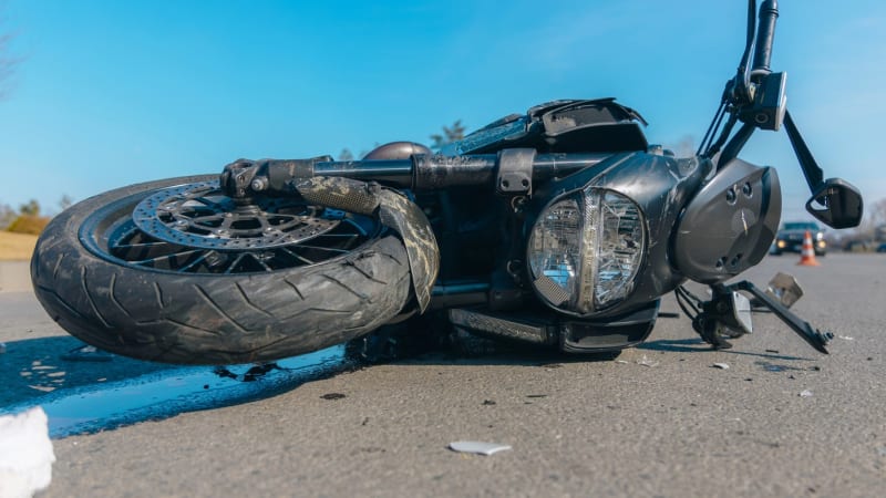 Tragická nehoda u Velké Hleďsebe: Motorkář se střetl s chodcem, oba zahynuli