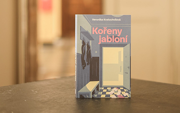 RECENZE: Jedno tajemství příběh nezachrání. Kořeny jabloní sází na jistotu