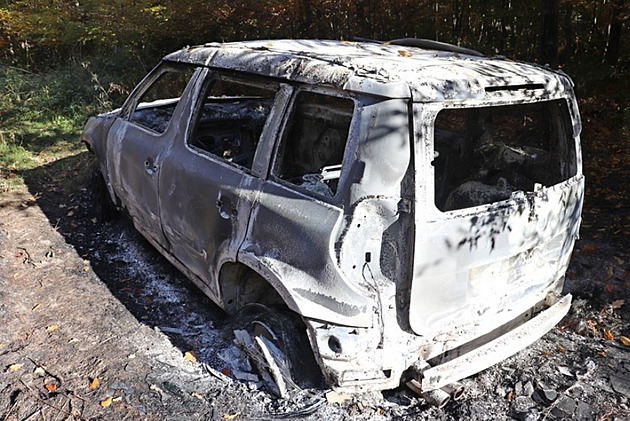 Maskovaní muži seniorce ukradli a zapálili auto, příčinou byly osobní spory