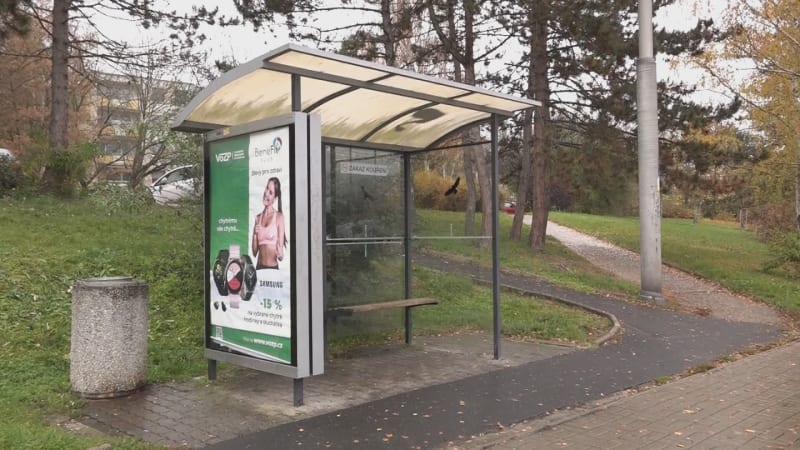 Bezdůvodně podřízl hrdlo seniorovi na zastávce v Ústí. Podle znalců předstírá duševní nemoc