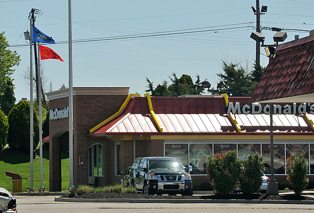 To je Happy Meal pro Barbie. Zákazníci tvrdí, že McDonald’s zmenšil i kelímky