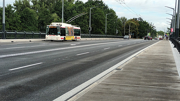 Další úleva pro dopravu v Pardubicích. Wonkův most už zase slouží v plné šíři