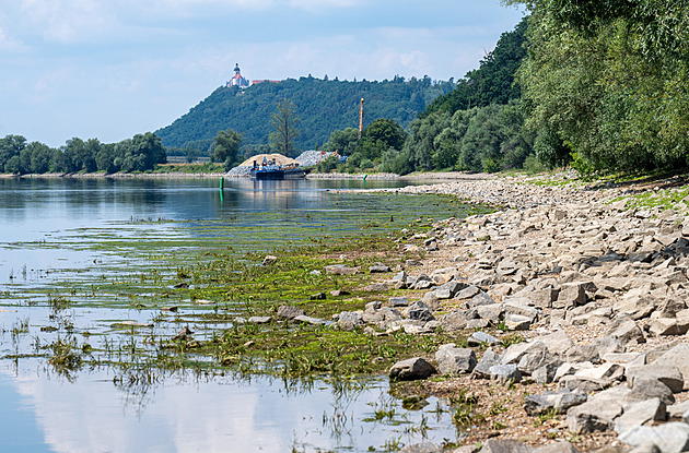 Nízká hladina Dunaje zastavila lodní dopravu v bavorské soutěsce. Trápí i další