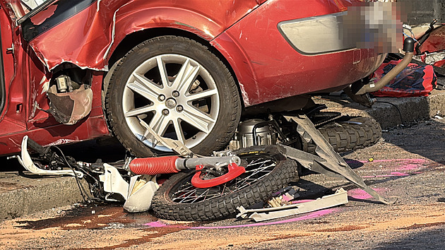 Při nehodě v Libni zemřel člověk, motorkáři život zachránil policista