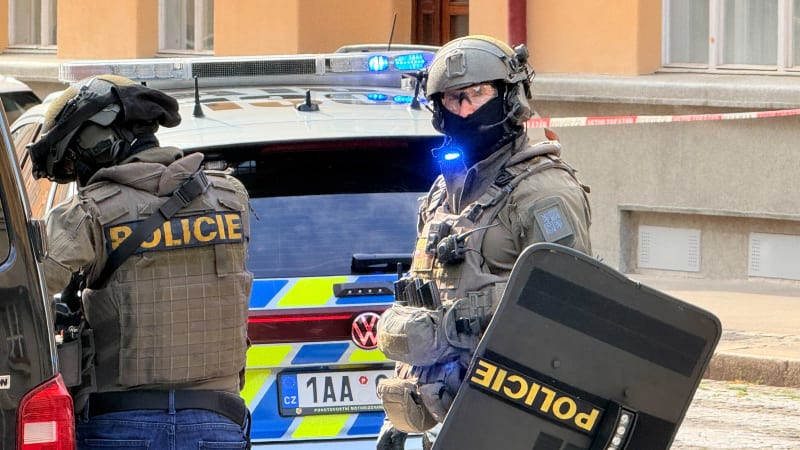 Poplach v Praze. Na Vinohradech zasahují policisté se samopaly