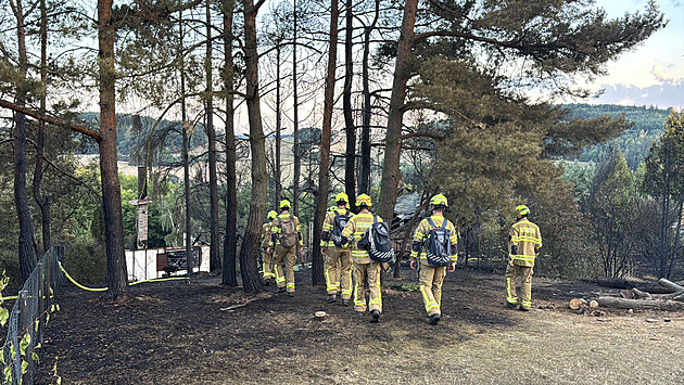Při požáru na Benešovsku hasiči další chaty uchránili, nasazují termokameru